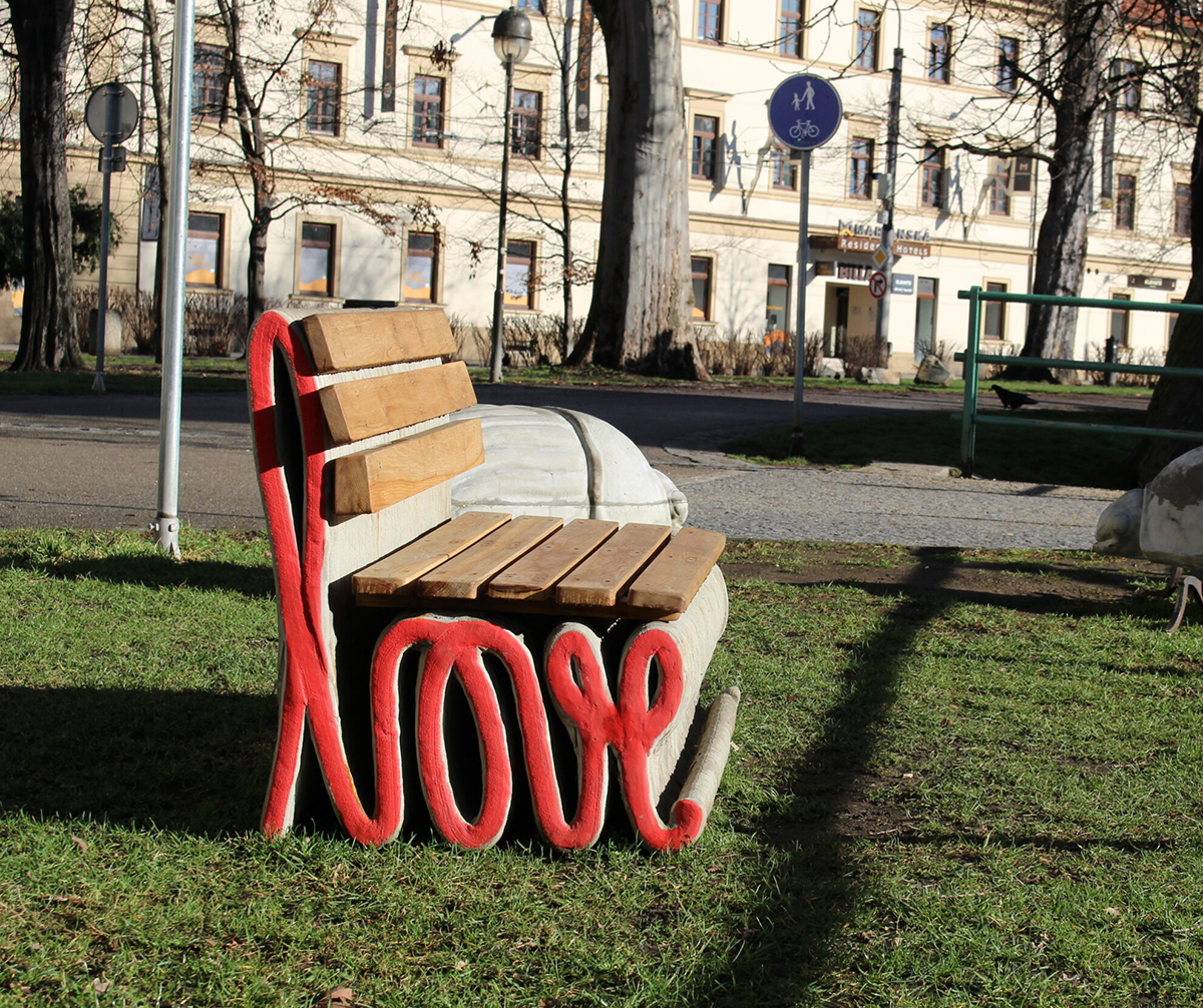 Love lavička